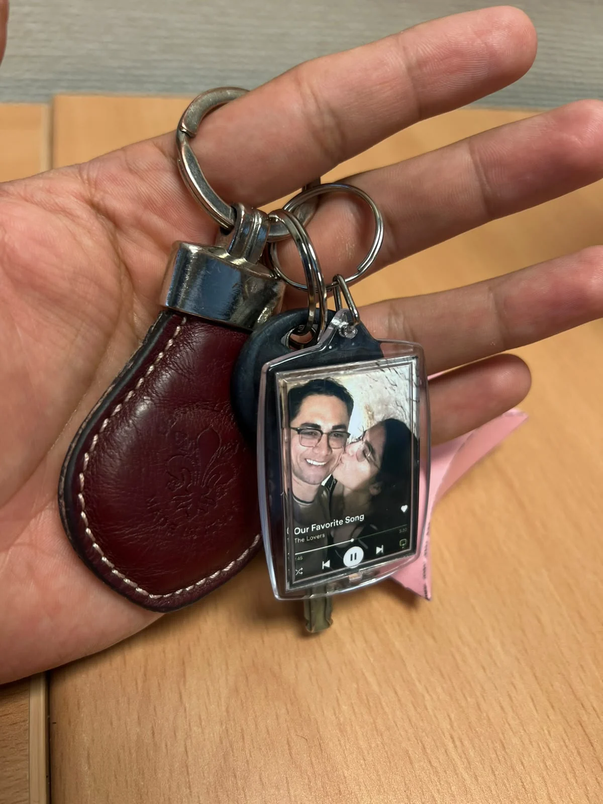 Llavero NFC FIGORÉ con fotografía personalizada y controles de reproducción impresos